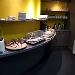 Logis A La Bonne 2* 라발