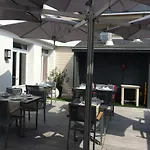 Logis A La Bonne 라발