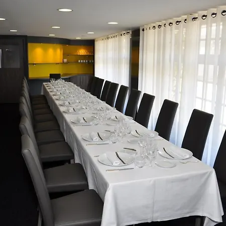 Logis A La Bonne 라발