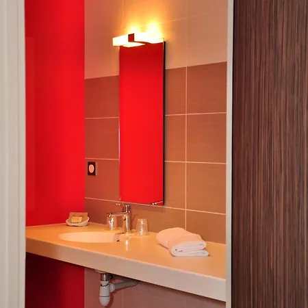 Logis A La Bonne 2* 라발