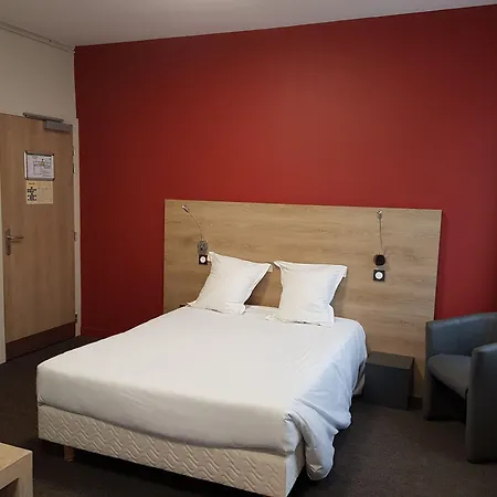 Logis A La Bonne 라발