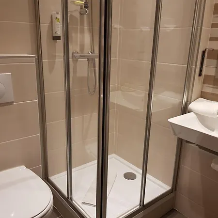 Logis A La Bonne 2* 라발