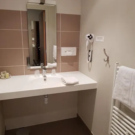 Logis A La Bonne 호텔 라발