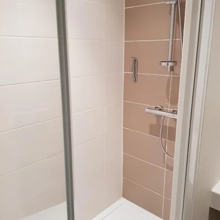 Logis A La Bonne 호텔 라발