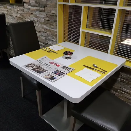 Logis A La Bonne 2* 라발