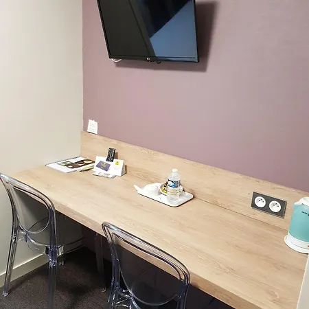 Logis A La Bonne 라발