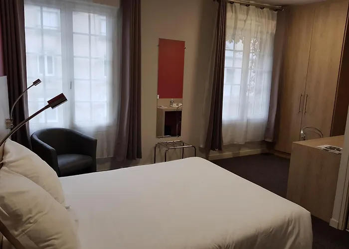 Hotel Logis A La Bonne 2*